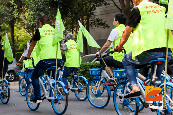 志愿者变身绿色骑手