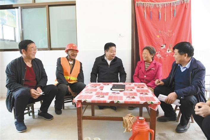 4月24日一大早,乾县县委书记焦志鹏安排好当天的工作,便马不停蹄地赶