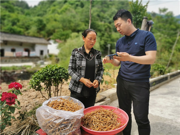 第一书记"带货"助销农副产品促农民增收