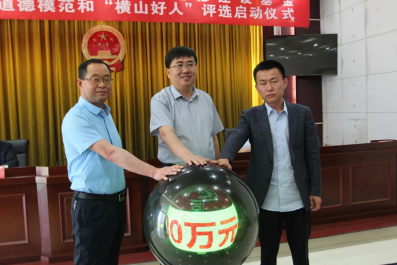 在启动仪式上,怀远酒厂总经理杨林虎代表震远集团致辞.