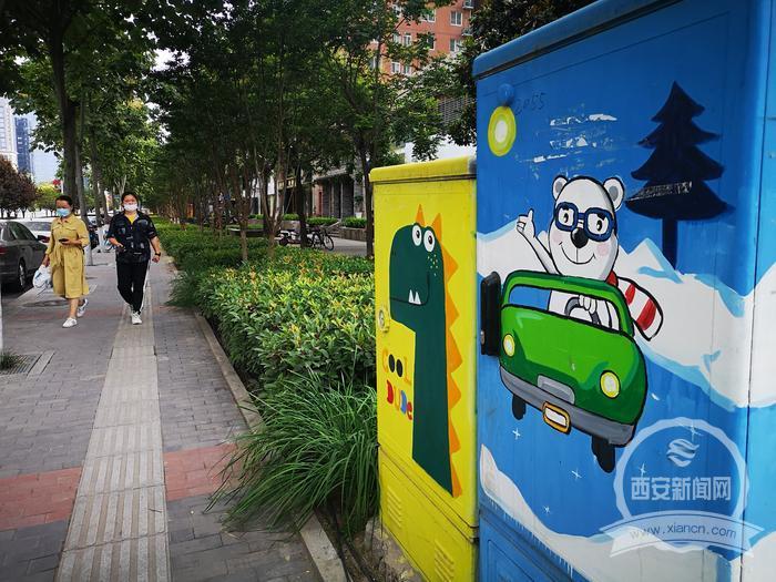 不少路过的市民会发现,人行道上的配电箱纷纷"穿上"了卡通味儿十足