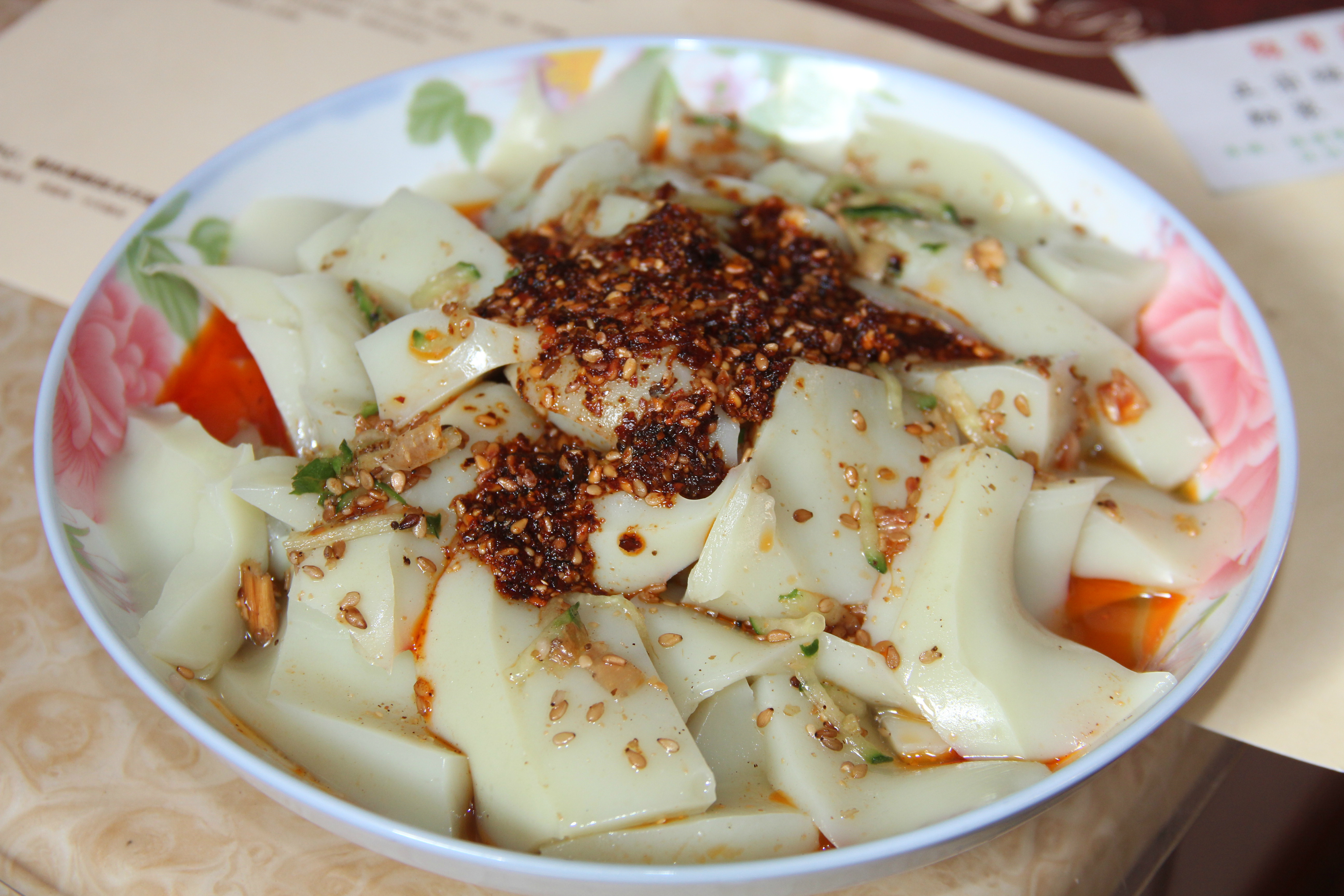 这黑粉的制作是将绿豆经过浸泡,磨浆,过滤,发酵