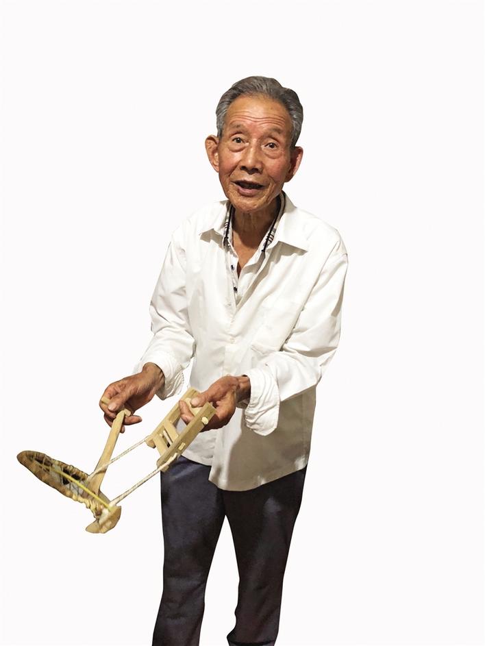 墙上挂满了老人所用的各种尺寸的刨,锯,凿子等工具,桌子上则是各式各