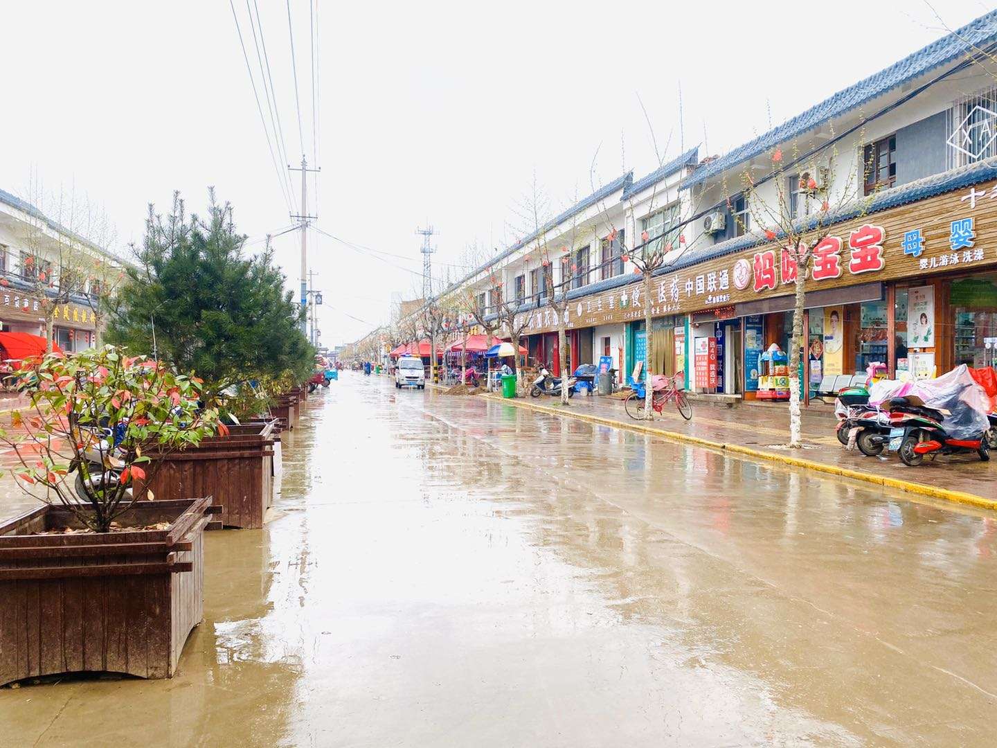 兴平市桑镇双山村白天商贸繁荣晚上灯火辉煌