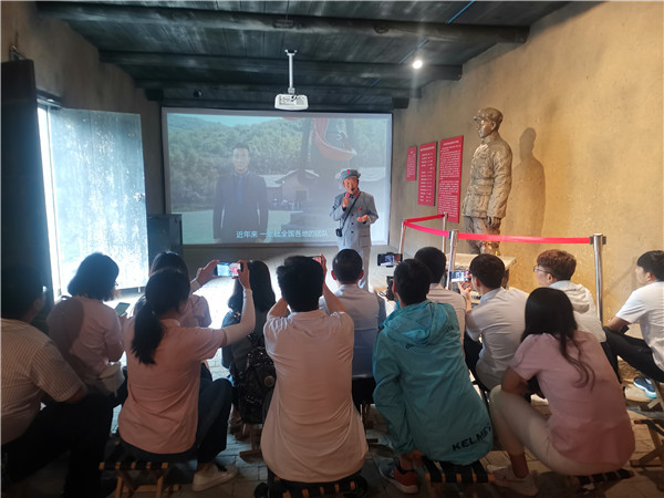 在陈家坡会议旧址,采访团成员被一位正在"演说"的老人所吸引.