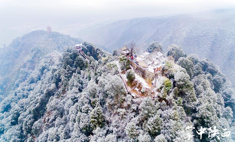 银装午子山  汉中西乡   摄影:周文革天路  汉中龙头山  摄影:白露