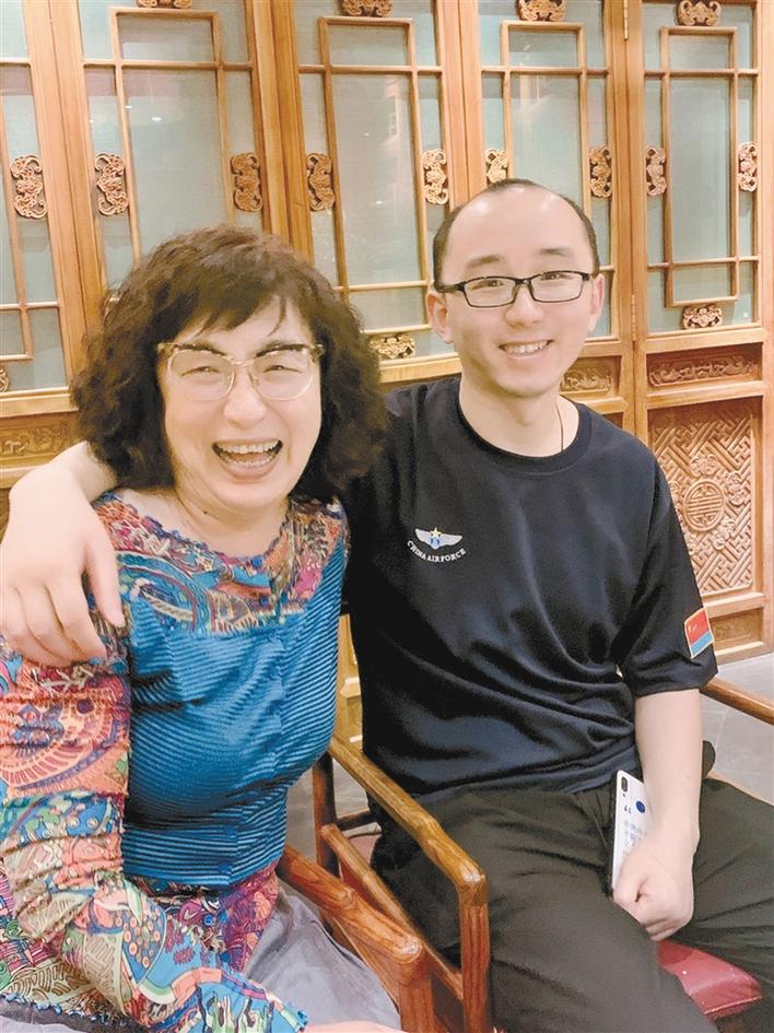 李静芝和她失散三十二年的儿子嘉嘉在一起照片由受访者提供