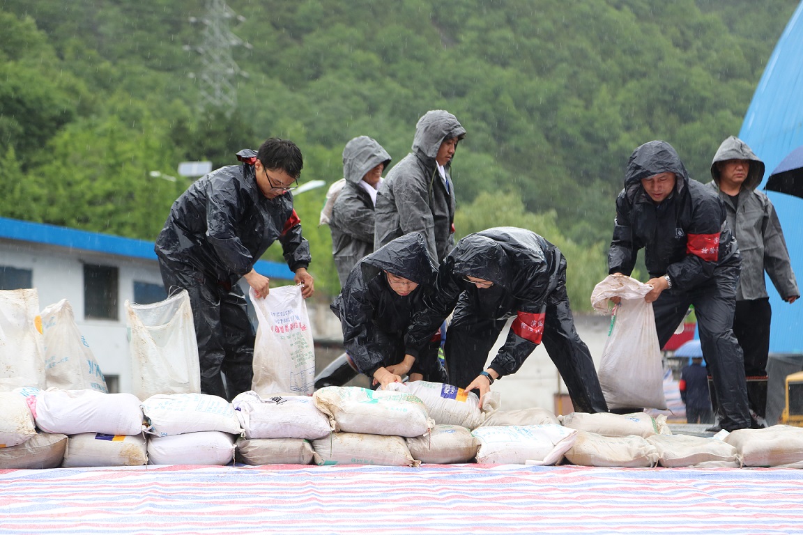 黄陵矿业：全力防汛 确保群众生命财产安全.jpg