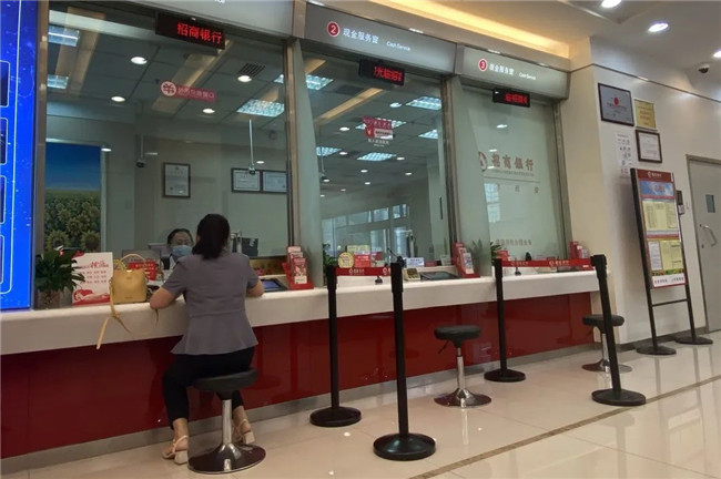 银行网点小窗口彰显城市文明大形象