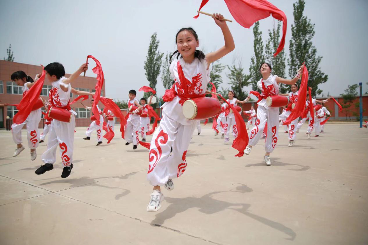 石狮小学学生腰鼓课练习安塞腰鼓场景