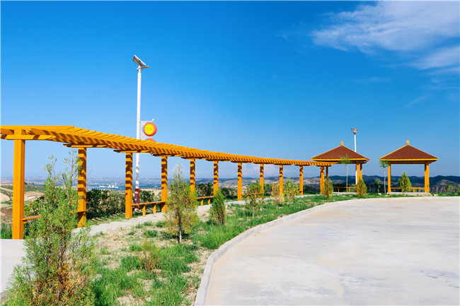 榆林站在稻田观景台俯瞰脚下,村内一栋栋房屋错落有致,婉如玉带的无定