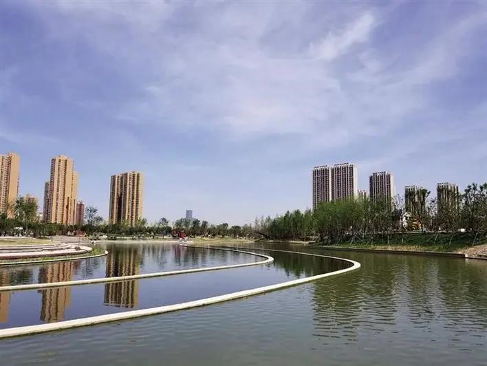 长安中央公园内的氵皂河段水清岸绿,生机盎然,清澈的河水倒映出两岸的