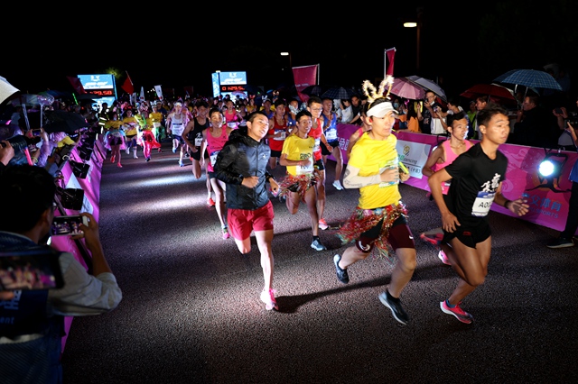 西安千人参与时尚荧光夜跑点亮大明宫喜迎十四运