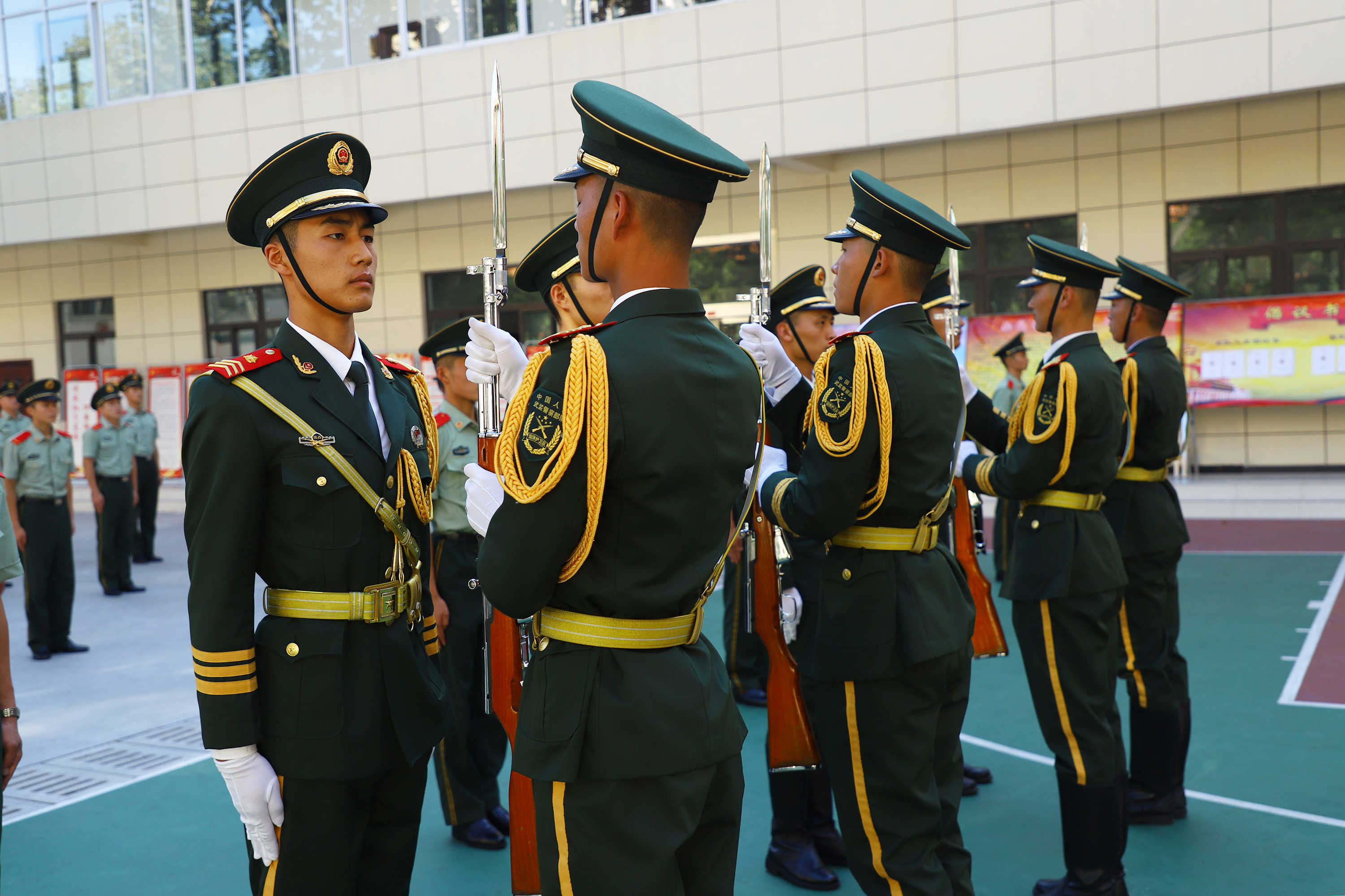 向军旗告别!这群硬汉泪流满面