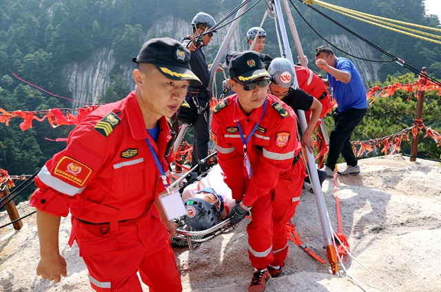 华山绝壁上演"生死时速" 陕西省山地救援演练见实效