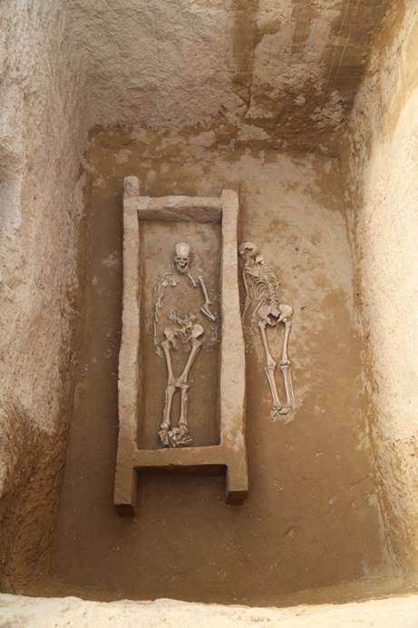 首次全面揭露来看看石峁文化大型墓地