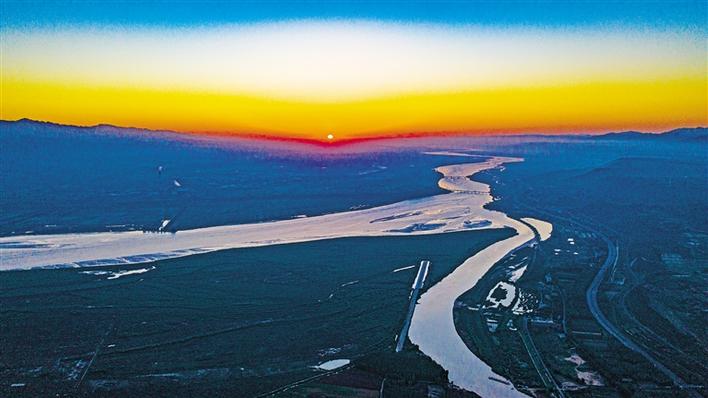 渭河在潼关汇入黄河后,向着太阳升起的方向流淌着.