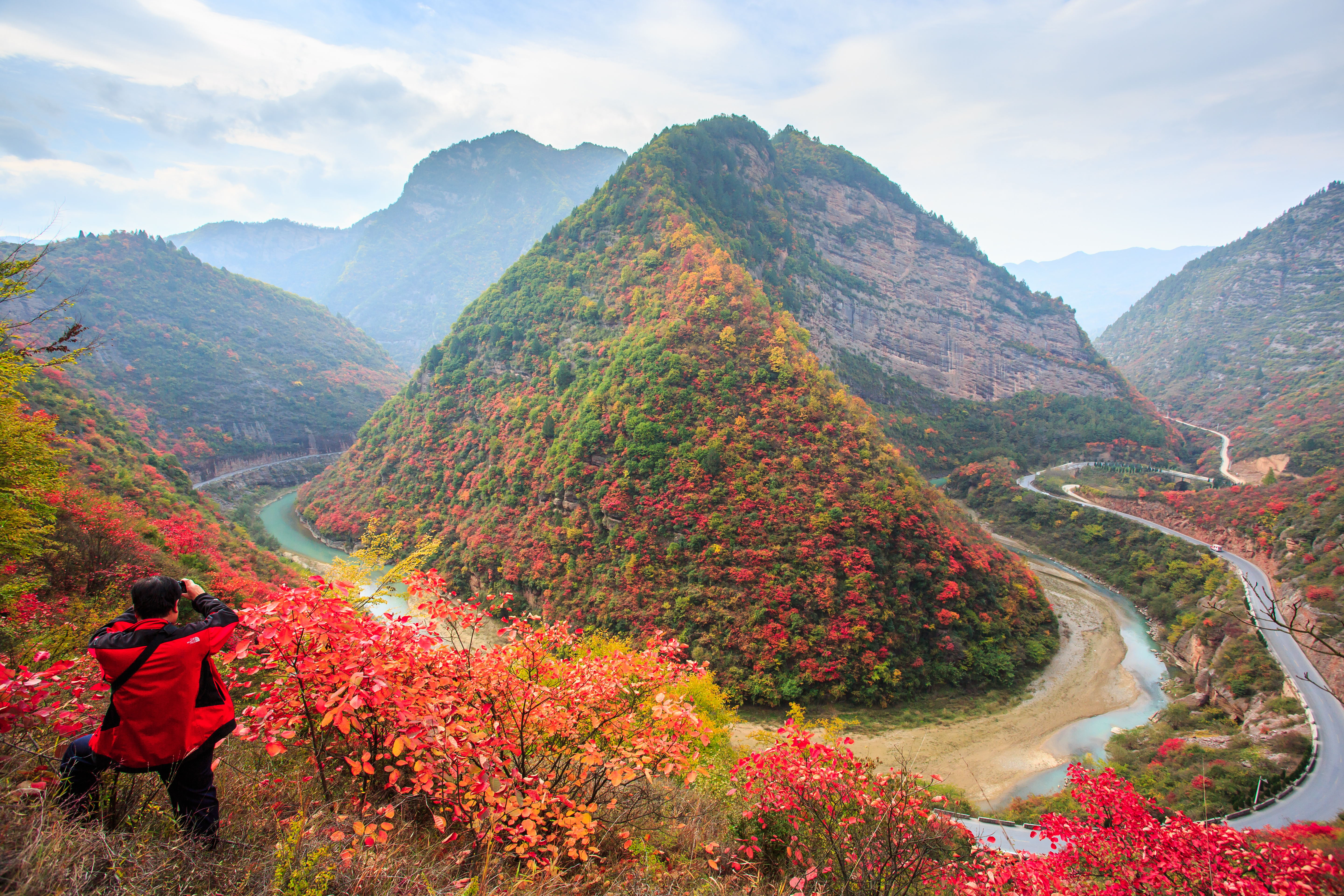 陕西凤县秋色染秦岭红叶入画来