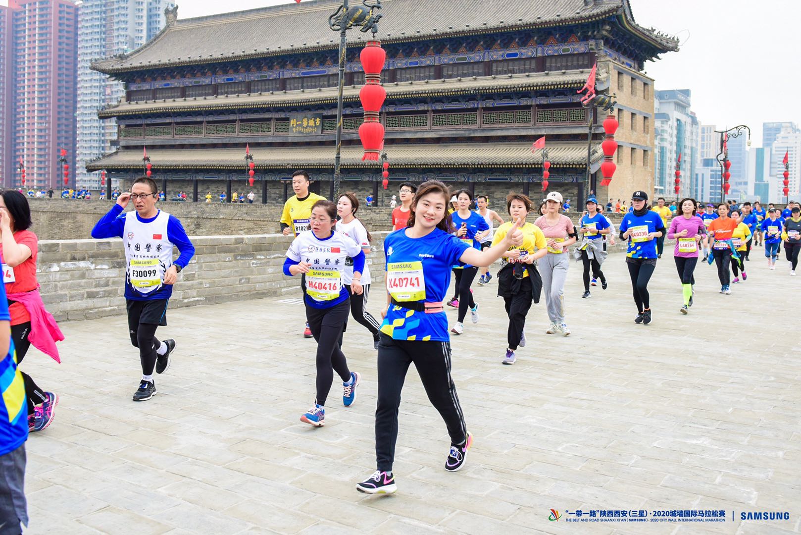 4000多名马拉松爱好者今日在西安城墙上开跑