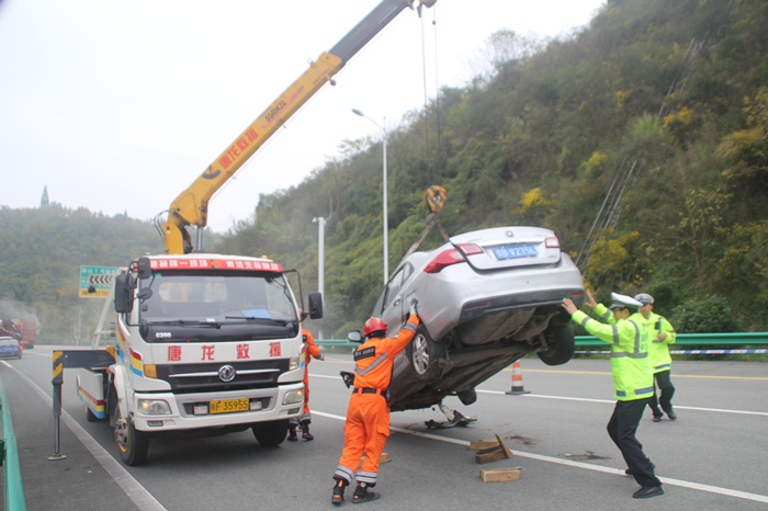 汉中多部门高速路演练团雾引发多车连撞生死救援