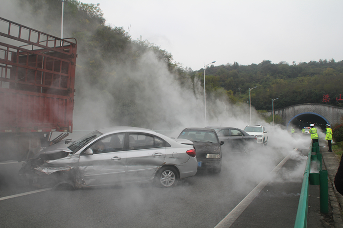 汉中多部门高速路演练团雾引发多车连撞生死救援