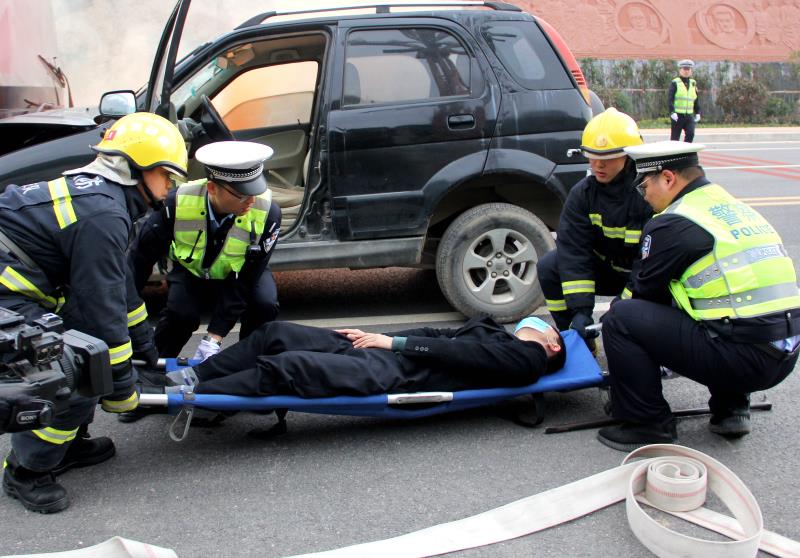 渭南交警联合多部门进行交通事故联动处置演练