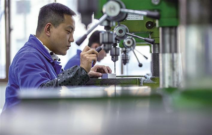 钳工作业执着专注.