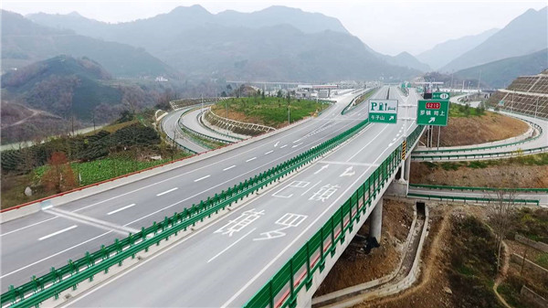 西镇高速建成通车革命老区镇巴县天堑变通途