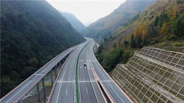 西镇高速建成通车革命老区镇巴县天堑变通途