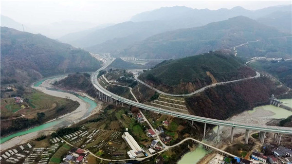 西镇高速建成通车 革命老区镇巴县天堑变通途
