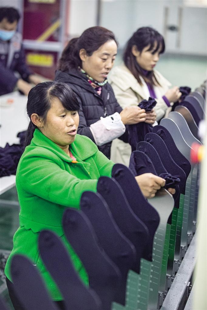 三秦新风貌 小袜子做成大生意