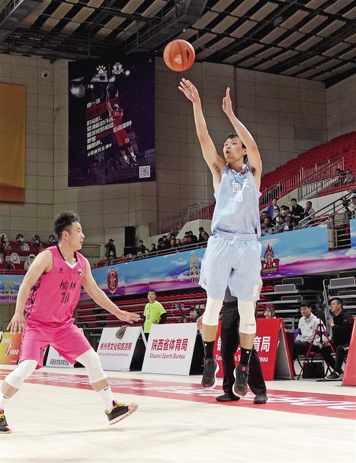 2020年11月2日省男子篮球城际联赛中,李观洋(右)正在投篮.