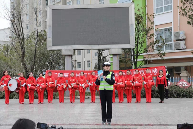 交安普法 "乡村大舞台"汉中交警小分队走村串乡宣传交通安全受欢迎