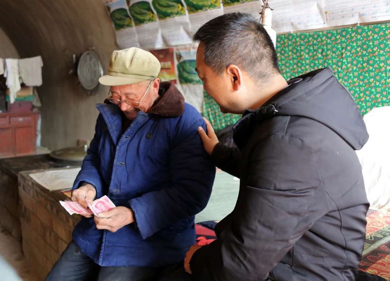 榆林市清涧县委宣传部长高宏炜看望慰问困难群众和困难老党员