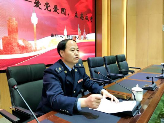 升旗仪式后,"陕西好人"王胜利来到校园,为学生们带来一堂别开生面的"