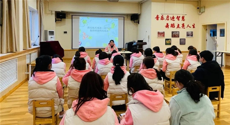 西安 航天基地在西安航天城第一幼兒園,一場師德師風專題辯論賽正在