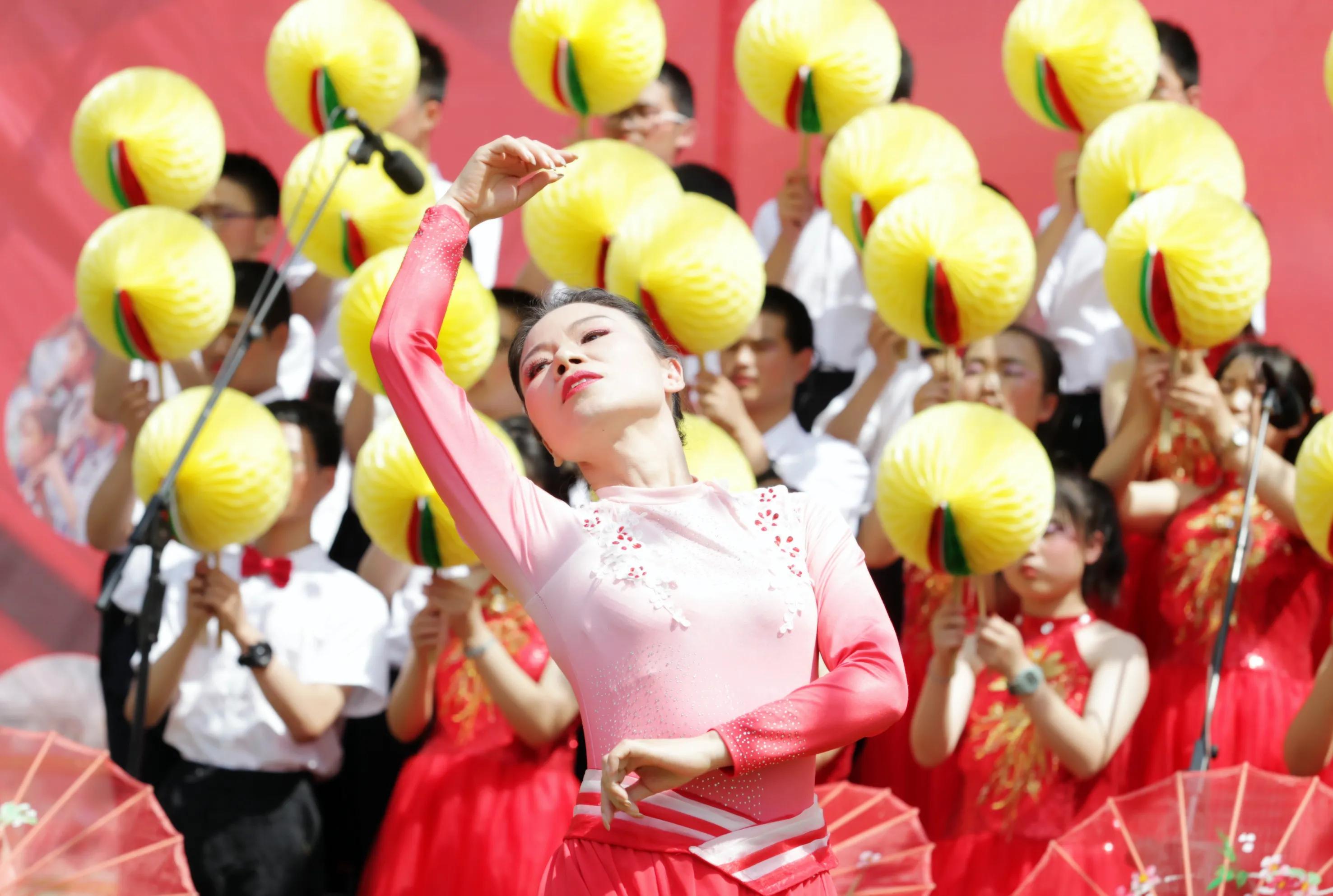 圓夢百年啟航二曲 周至二曲中學校園科技文化藝術(shù)節(jié)匯報演出舉行