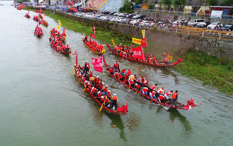 震撼航拍百舸争流赛龙舟相约安康过端午