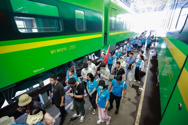 發現最美鐵路陝西多地開行復興號綠動車助力經濟社會提速發展