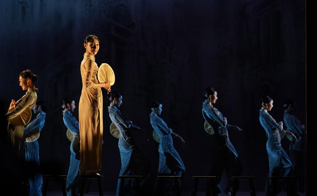 上海歌舞团演员在上海国际舞蹈中心大剧场演出舞剧《永不消逝的电波》