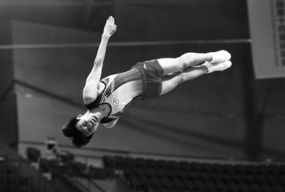  赛场上的运动员 本报记者 马昭 摄