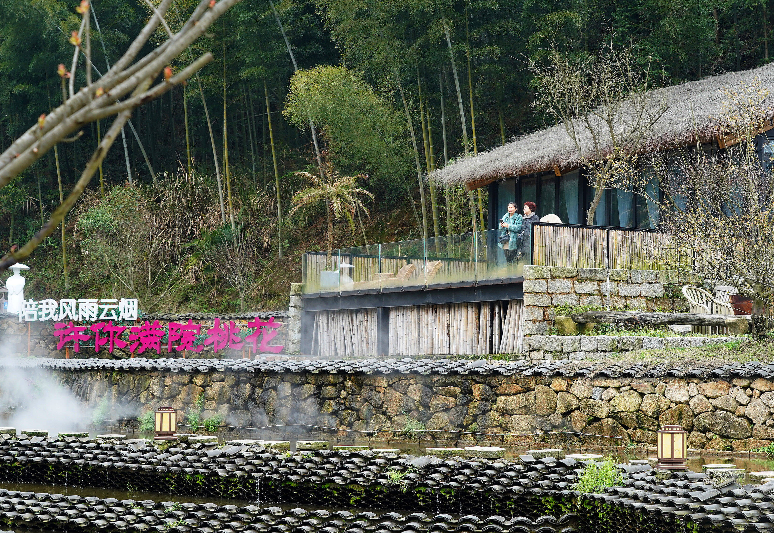 游客在江西省南昌市湾里管理局九龙溪田园综合体的民宿村休闲观光(3月