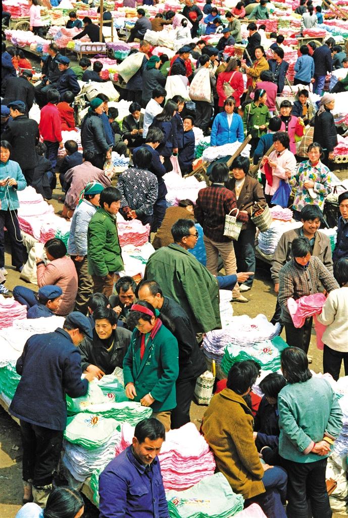 1986年繁荣的刺绣市场.记者 王天育摄