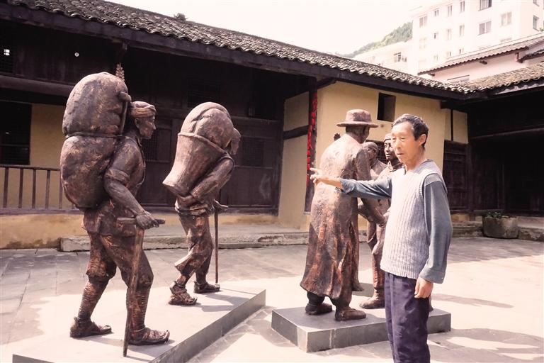 线黎坝交通站交通员黎正刚家族后人介绍当年交通员们运送物资的情景