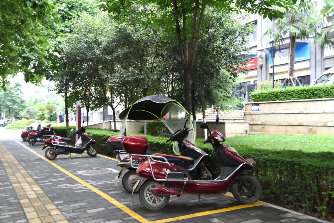 英郡年华小区周边共有20处非机动车停车位,包括神舟六路(飞天路—航拓