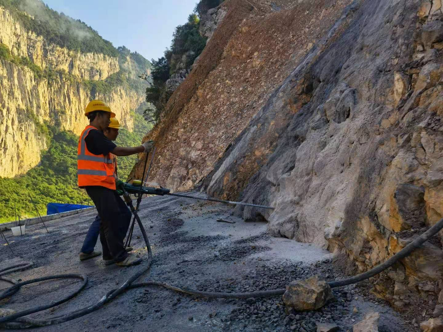 工人正在打挡墙基础锚杆