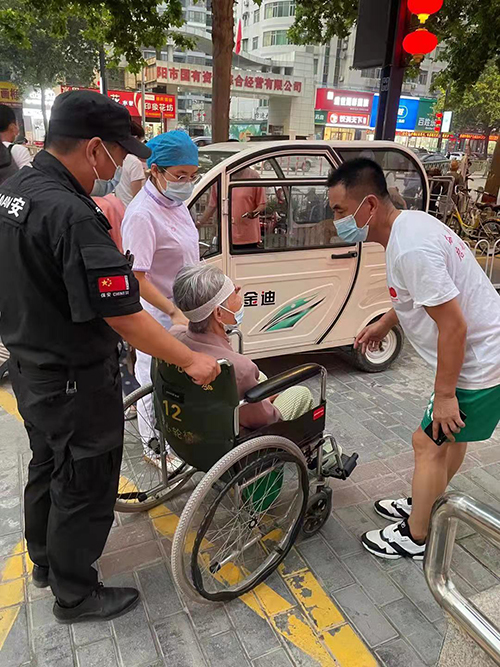 急診科護士及安保人員將老人送交其所在社區(qū)工作人員 (2).jpg