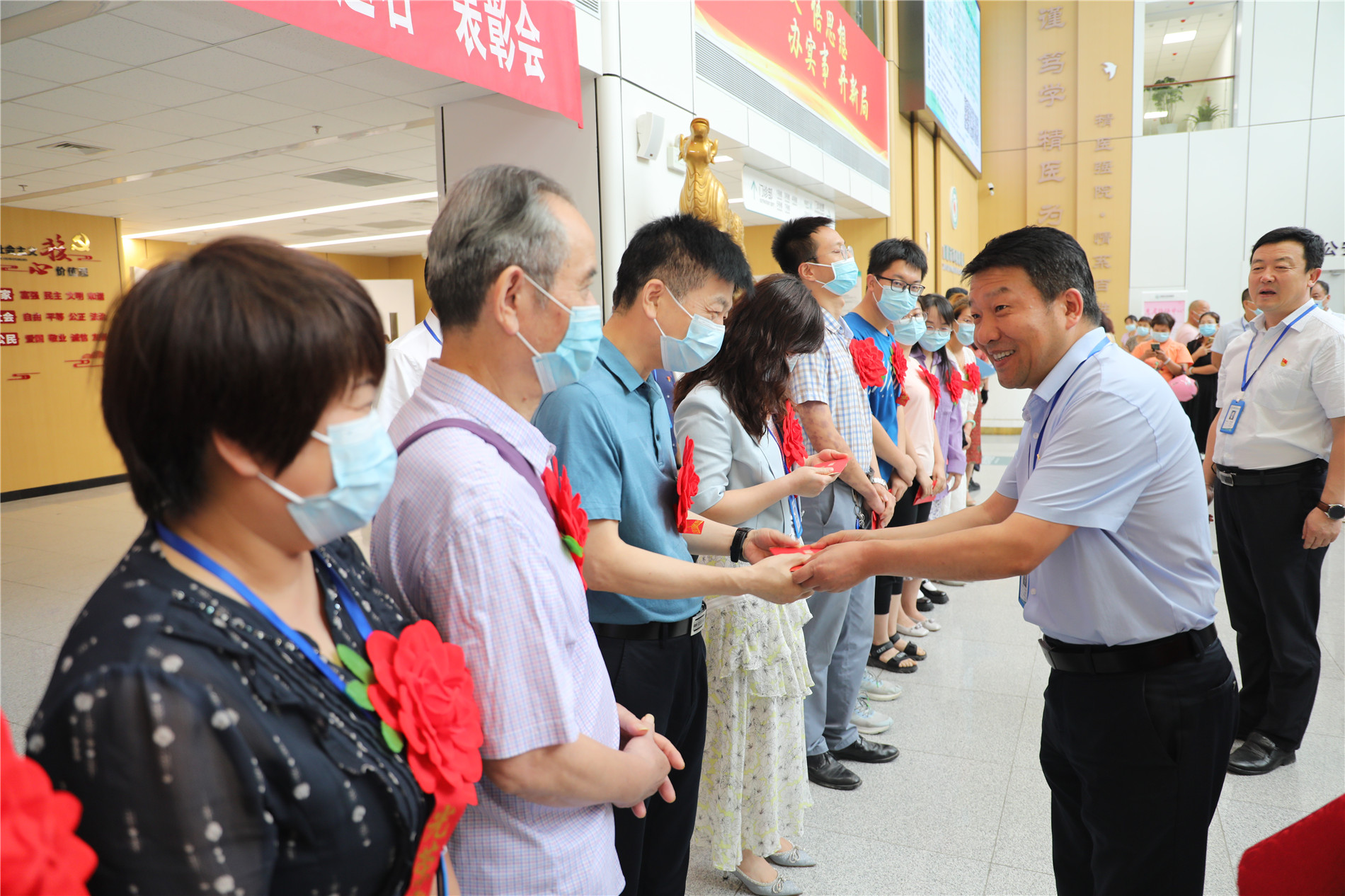 院领导向受表彰职工、子女送上慰问金2.jpg