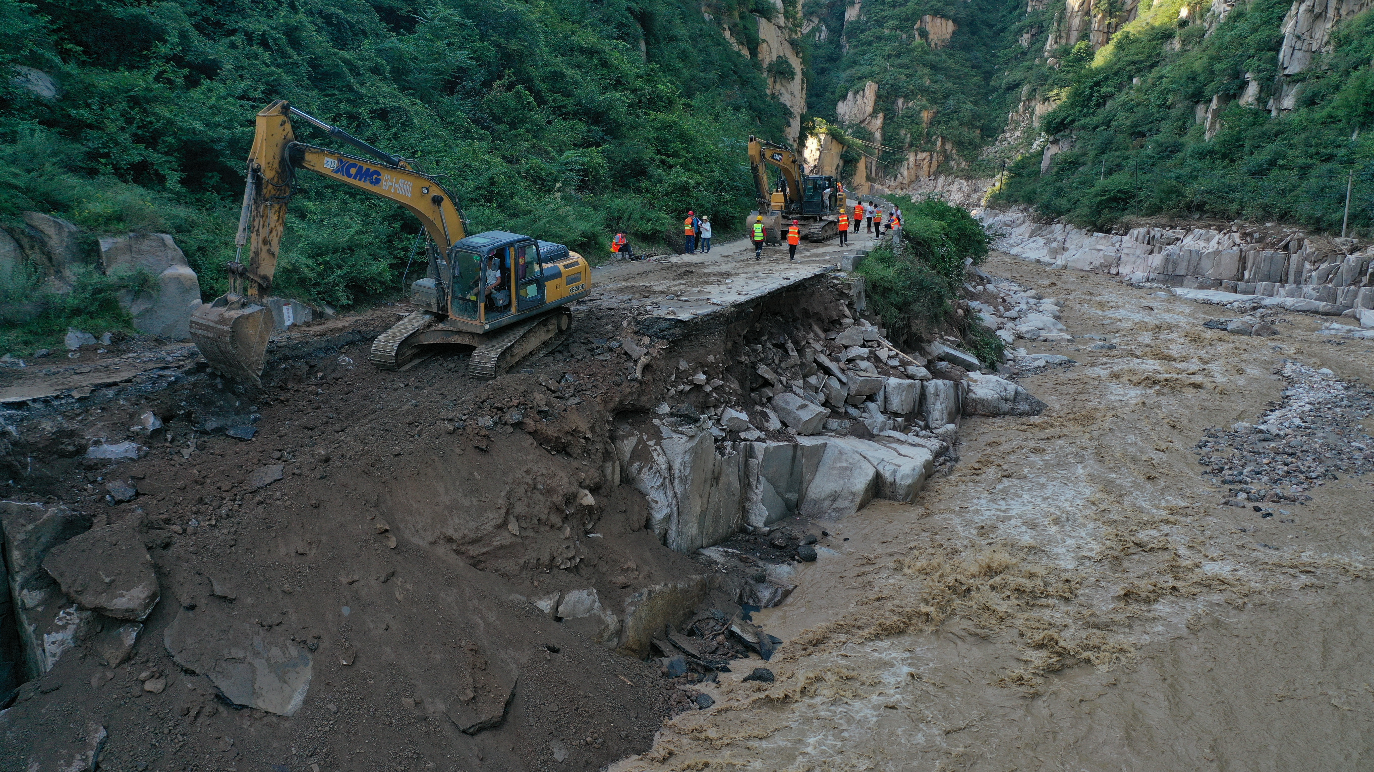 蓝田九间房暴雨伤亡图片