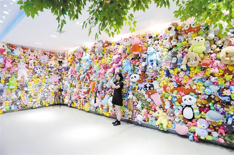 参观者在毛绒玩具展示墙"打卡". 通讯员 魏涛摄